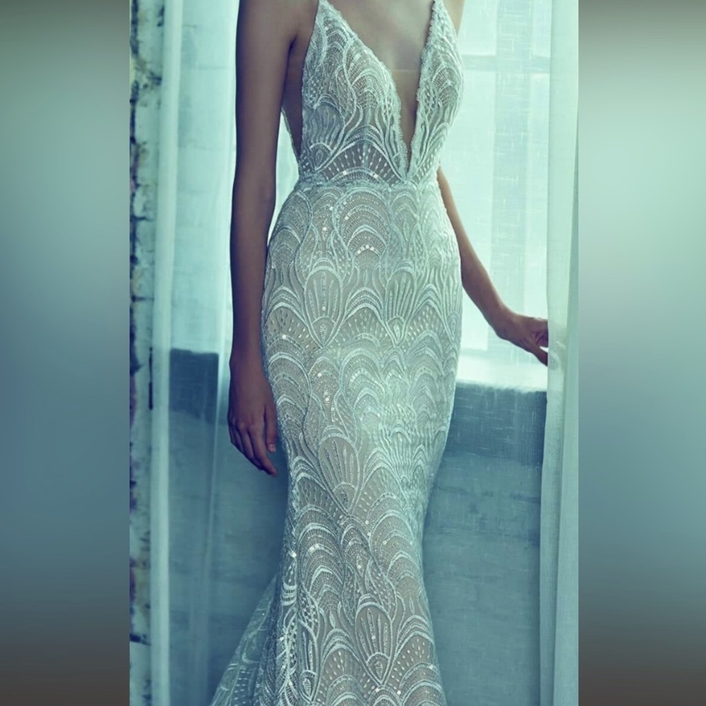 L’Amour Lace Wedding Dress Illusion Plunge Neckline Size 10